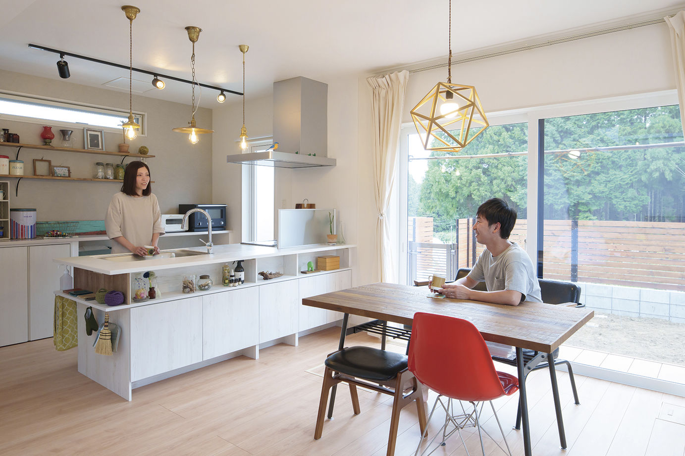 桧家住宅 【吹抜／北欧風／収納充実／間取図有】自然との心地いい調和を感じながら暮らす北欧風リゾートハウスの建築実例画像4