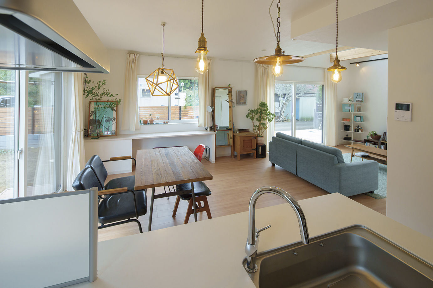 桧家住宅 【吹抜／北欧風／収納充実／間取図有】自然との心地いい調和を感じながら暮らす北欧風リゾートハウスの建築実例画像5