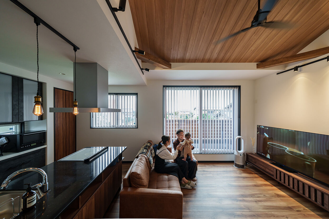 桧家住宅 【2階リビング／勾配天井／間取図】ウッディな素材感や間接照明の陰影を楽しむ「男前な家」の建築実例画像2