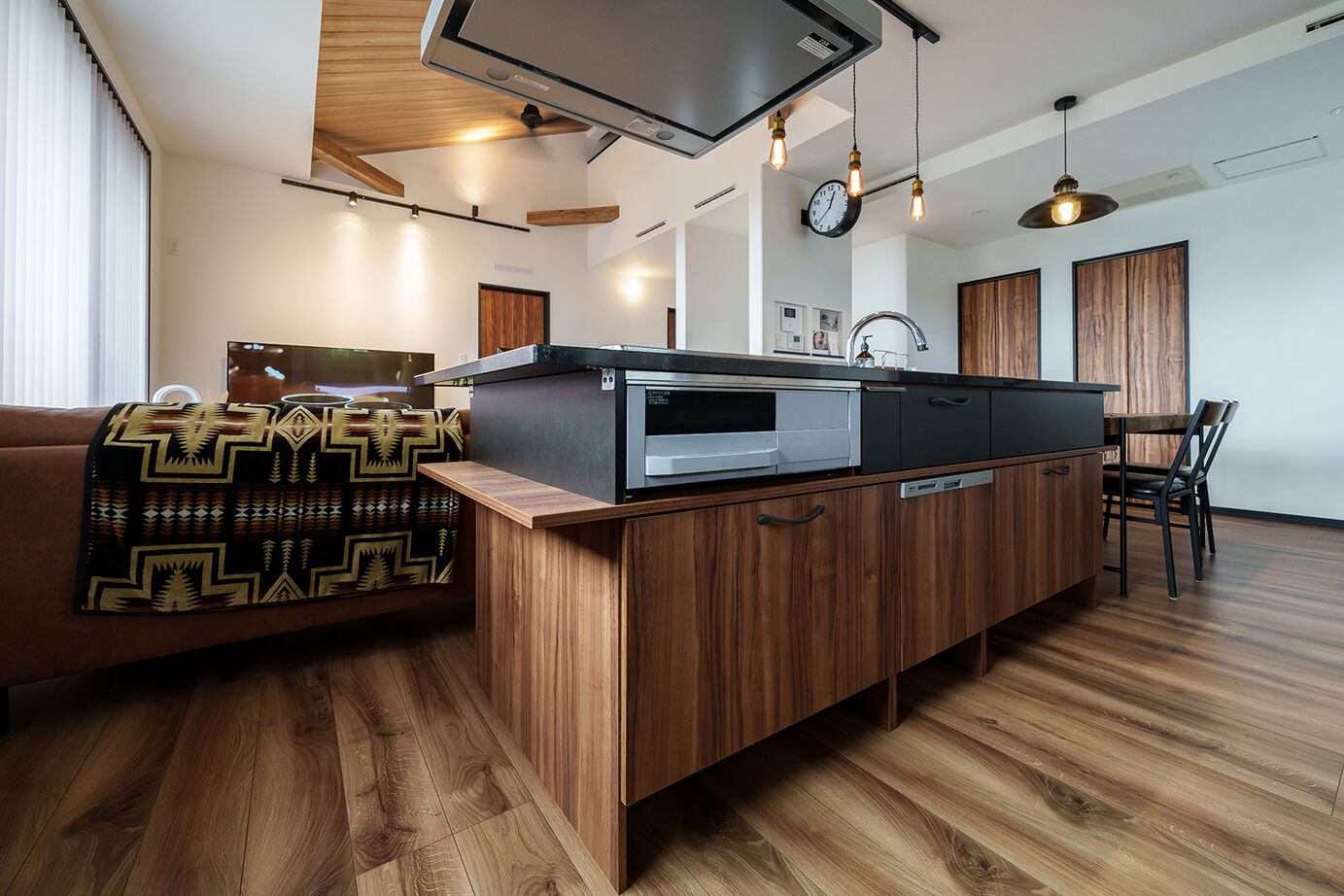 桧家住宅 【2階リビング／勾配天井／間取図】ウッディな素材感や間接照明の陰影を楽しむ「男前な家」の建築実例画像4