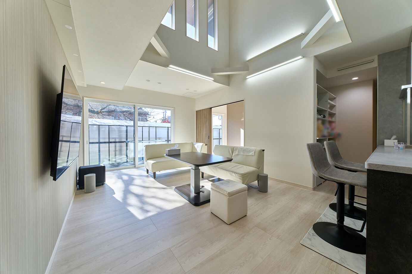 桧家住宅 【吹抜／土間収納／全館空調】白とグレージュで彩り、洗練されたイタリアンモダンの心地よい住まいの建築実例画像2