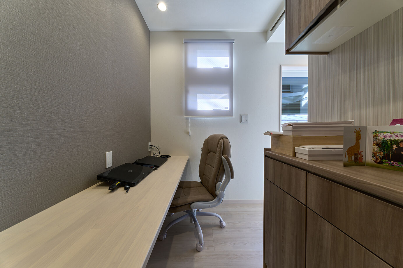 桧家住宅 【吹抜／土間収納／全館空調】白とグレージュで彩り、洗練されたイタリアンモダンの心地よい住まいの建築実例画像4