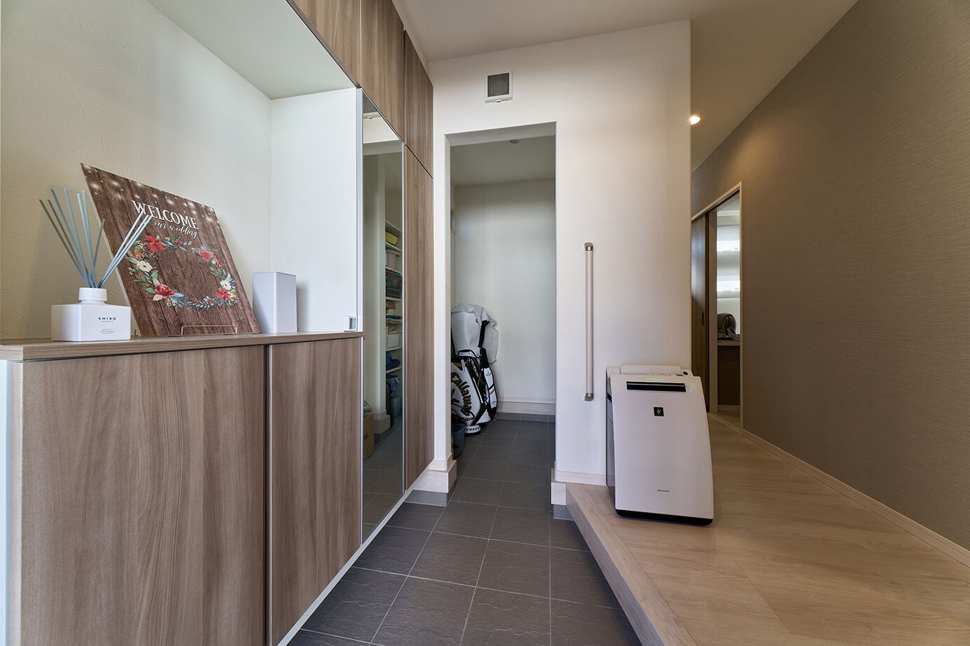 桧家住宅 【吹抜／土間収納／全館空調】白とグレージュで彩り、洗練されたイタリアンモダンの心地よい住まいの建築実例画像8