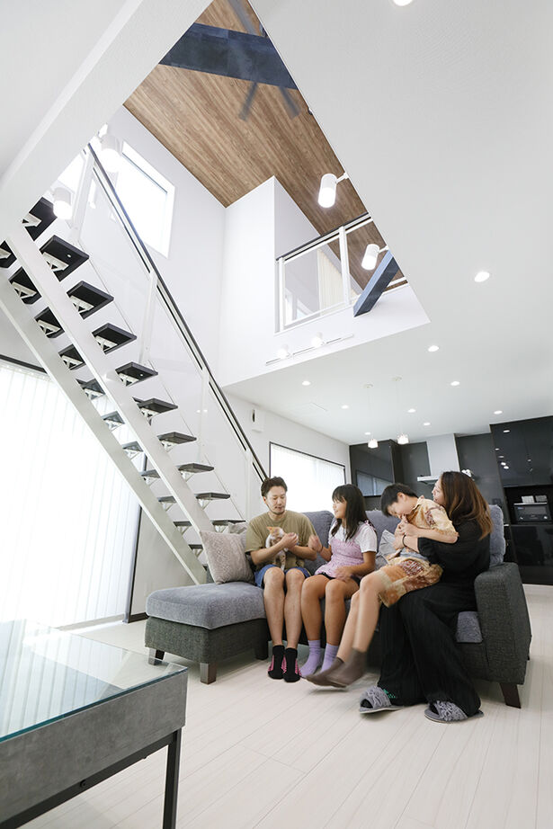 桧家住宅 【吹抜／オープン階段／ガレージ】家族が自然と集まることを大切に、家で過ごす楽しい時間を追求した住まいの建築実例画像1