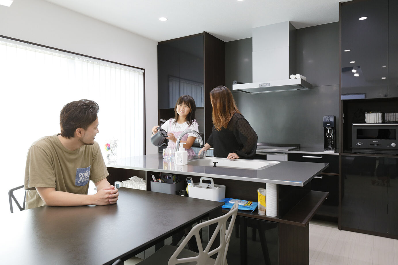 桧家住宅 【吹抜／オープン階段／ガレージ】家族が自然と集まることを大切に、家で過ごす楽しい時間を追求した住まいの建築実例画像4