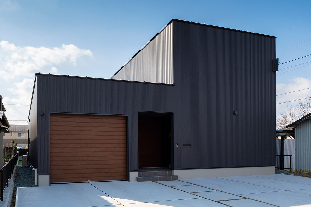 昭栄建設 【ガレージ/建築家デザイン/三重県】閉じながら開く、開放的な暮らし。ゆとりを重視したハイグレードな邸宅の建築実例画像1