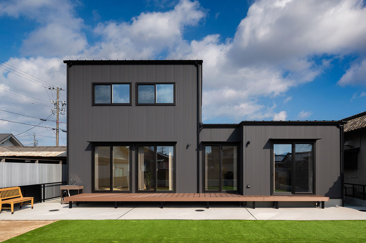 昭栄建設 【ガレージ/建築家デザイン/三重県】閉じながら開く、開放的な暮らし。ゆとりを重視したハイグレードな邸宅の建築実例画像2