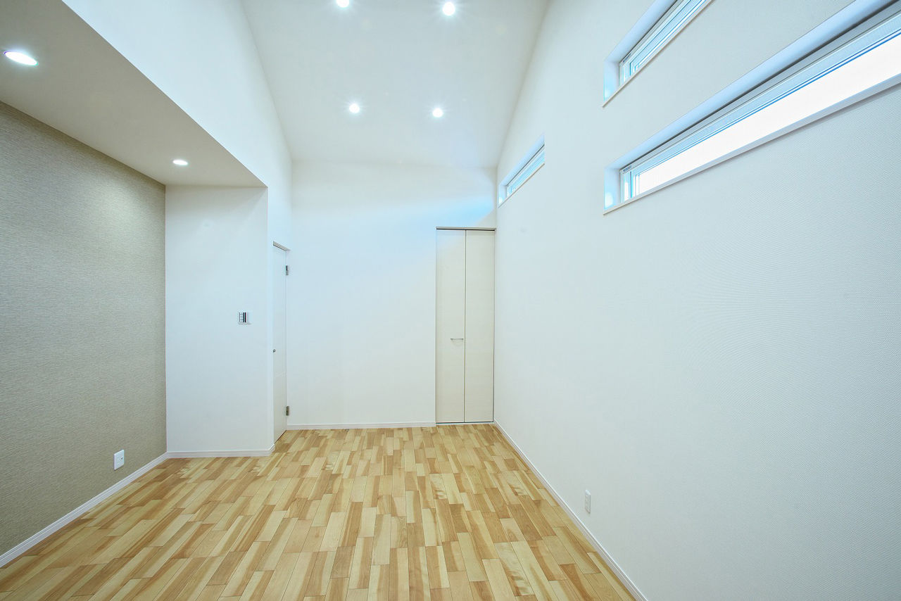 タナベ住建 【福井県越前市/2500～2999万円/40.8坪/4LDK/ドレスルーム】木格子と深い軒が印象的な、平屋風現代住宅の建築実例画像5