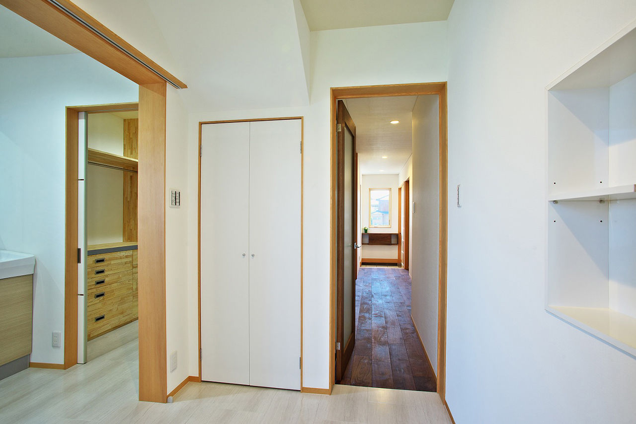 タナベ住建 【福井県越前市/2500～2999万円/40.8坪/4LDK/ドレスルーム】木格子と深い軒が印象的な、平屋風現代住宅の建築実例画像6