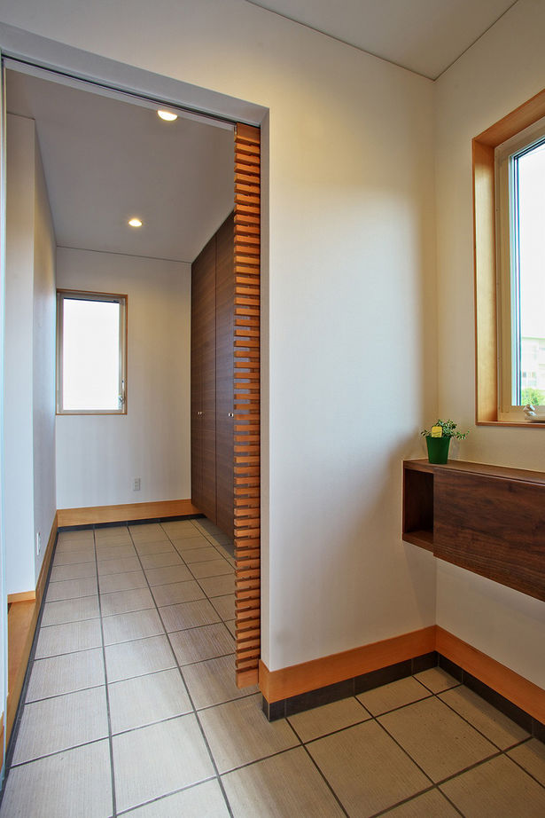 タナベ住建 【福井県越前市/2500～2999万円/40.8坪/4LDK/ドレスルーム】木格子と深い軒が印象的な、平屋風現代住宅の建築実例画像9