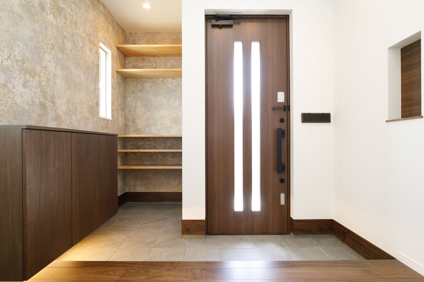 タナベ住建 【福井県越前市/2000万円後半/43.9坪/吹き抜け/収納充実】敷地の高低差を活かした明るく広々としたリビングの建築実例画像2