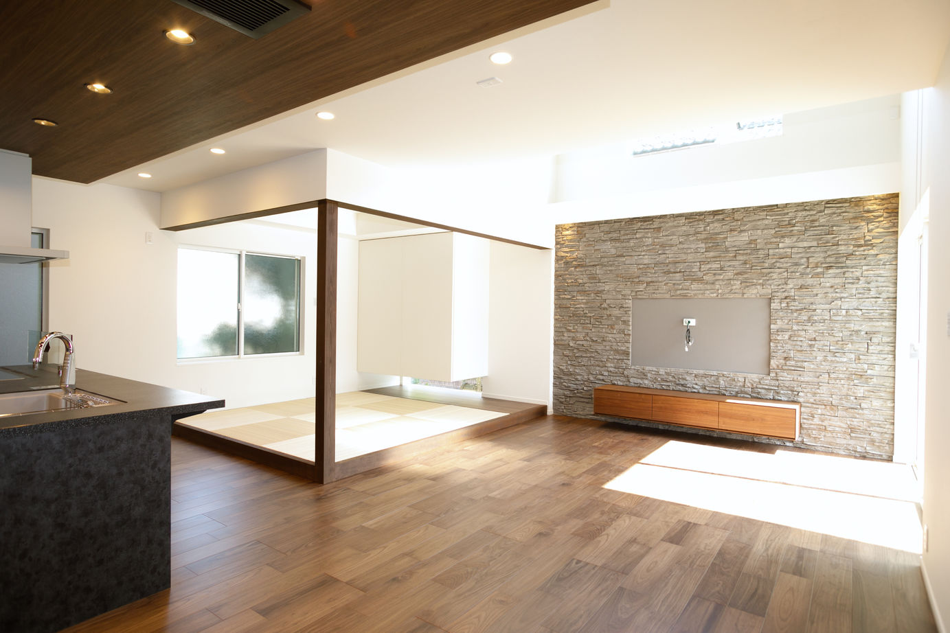 タナベ住建 【福井県越前市/2000万円後半/43.9坪/吹き抜け/収納充実】敷地の高低差を活かした明るく広々としたリビングの建築実例画像3