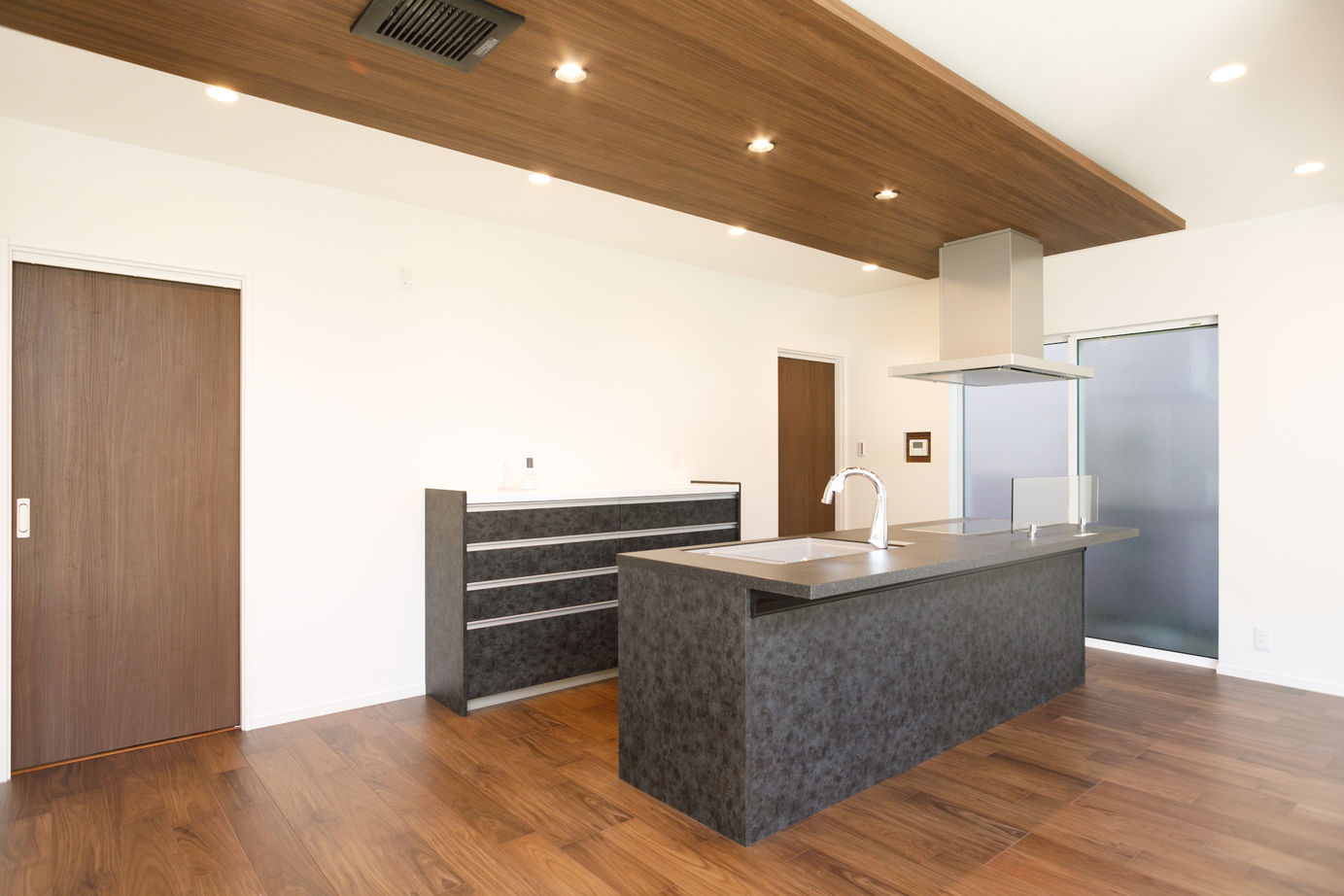 タナベ住建 【福井県越前市/2000万円後半/43.9坪/吹き抜け/収納充実】敷地の高低差を活かした明るく広々としたリビングの建築実例画像4