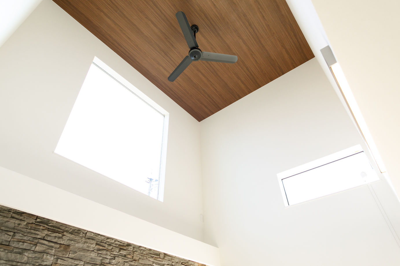 タナベ住建 【福井県越前市/2000万円後半/43.9坪/吹き抜け/収納充実】敷地の高低差を活かした明るく広々としたリビングの建築実例画像5