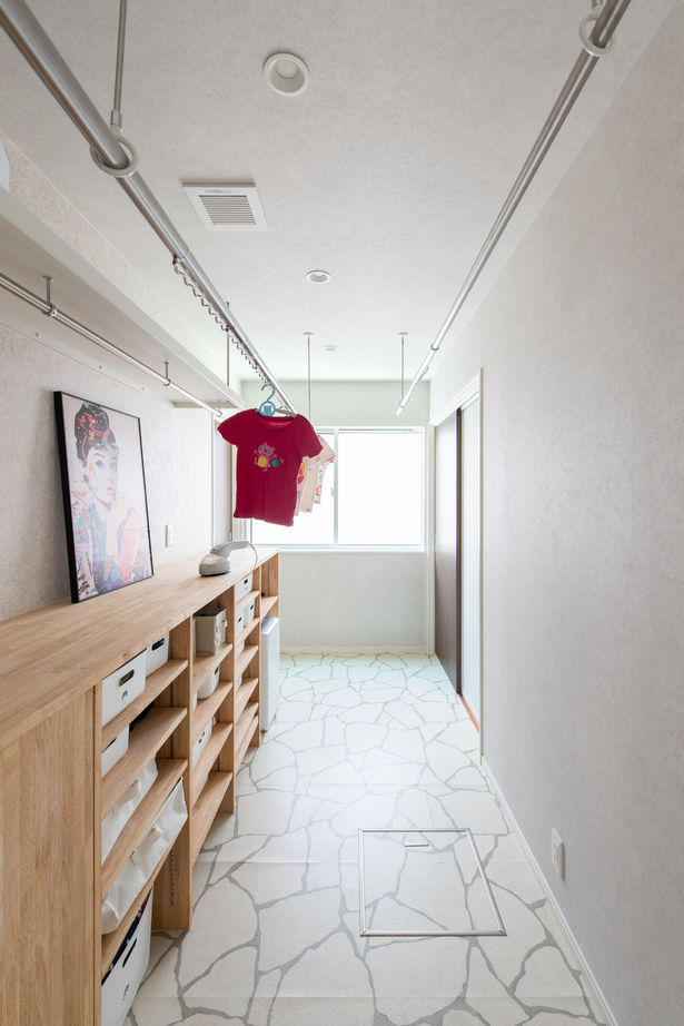 タナベ住建 【福井県越前市/2000万円後半/43.9坪/吹き抜け/収納充実】敷地の高低差を活かした明るく広々としたリビングの建築実例画像6