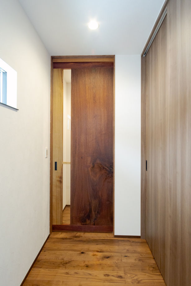 タナベ住建 【福井県鯖江市/2500～2999万円/42.3坪/クローク/シック】重厚感と落ち着きを演出する、ウォールナットの家の建築実例画像2