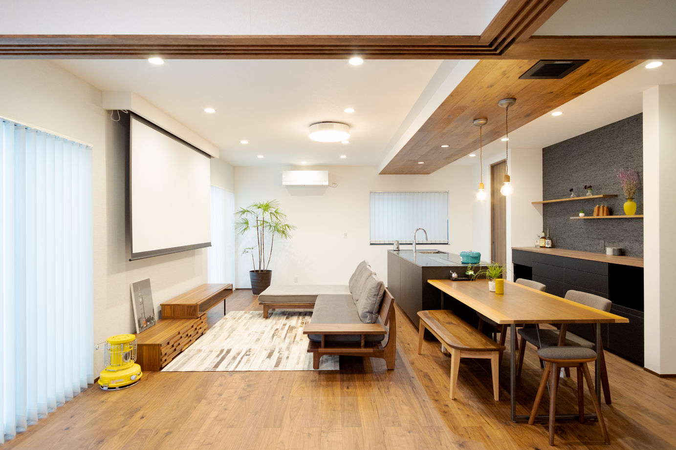 タナベ住建 【福井県鯖江市/2500～2999万円/42.3坪/クローク/シック】重厚感と落ち着きを演出する、ウォールナットの家の建築実例画像3