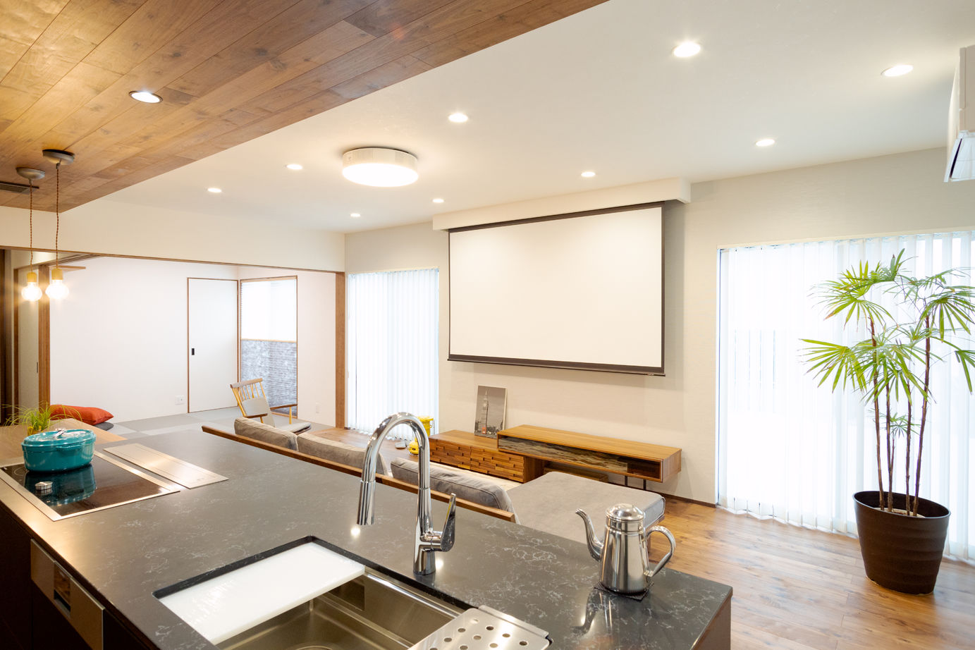 タナベ住建 【福井県鯖江市/2500～2999万円/42.3坪/クローク/シック】重厚感と落ち着きを演出する、ウォールナットの家の建築実例画像4