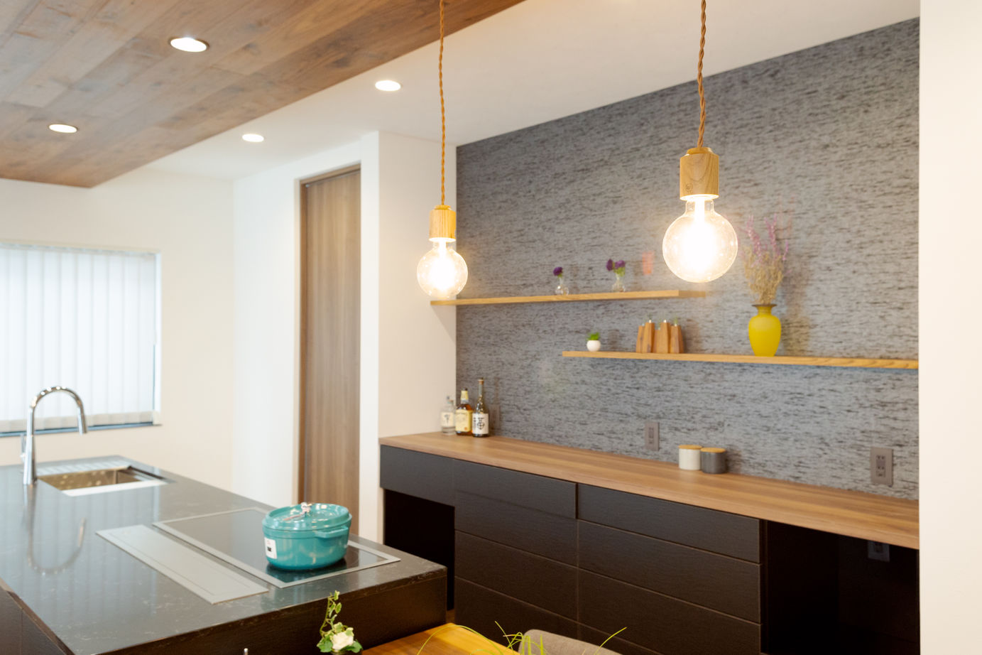 タナベ住建 【福井県鯖江市/2500～2999万円/42.3坪/クローク/シック】重厚感と落ち着きを演出する、ウォールナットの家の建築実例画像5