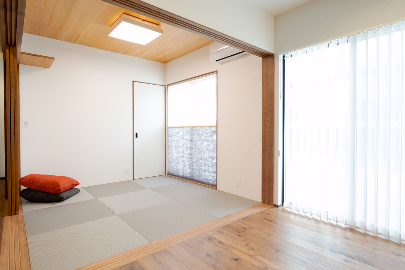 タナベ住建 【福井県鯖江市/2500～2999万円/42.3坪/クローク/シック】重厚感と落ち着きを演出する、ウォールナットの家の建築実例画像6