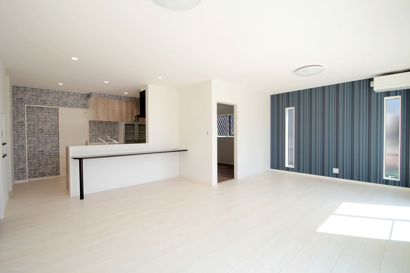 ホームサポート【佐賀県全域・福岡県南西部】 落ち着いたブルーのおしゃれな平屋住宅。分散と用途に配慮した収納や22帖の広々LDK、使いやすい動線の家の建築実例画像2