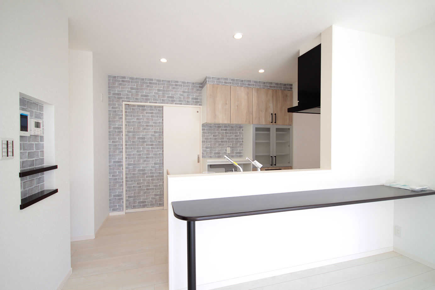 ホームサポート【佐賀県全域・福岡県南西部】 落ち着いたブルーのおしゃれな平屋住宅。分散と用途に配慮した収納や22帖の広々LDK、使いやすい動線の家の建築実例画像3