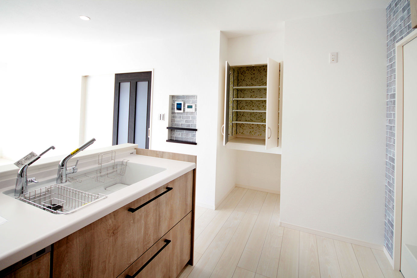 ホームサポート【佐賀県全域・福岡県南西部】 落ち着いたブルーのおしゃれな平屋住宅。分散と用途に配慮した収納や22帖の広々LDK、使いやすい動線の家の建築実例画像4