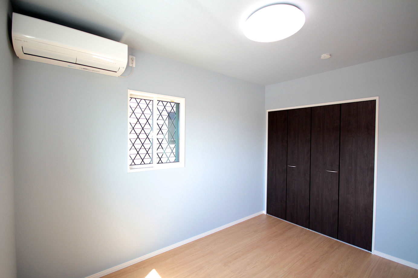 ホームサポート【佐賀県全域・福岡県南西部】 落ち着いたブルーのおしゃれな平屋住宅。分散と用途に配慮した収納や22帖の広々LDK、使いやすい動線の家の建築実例画像5