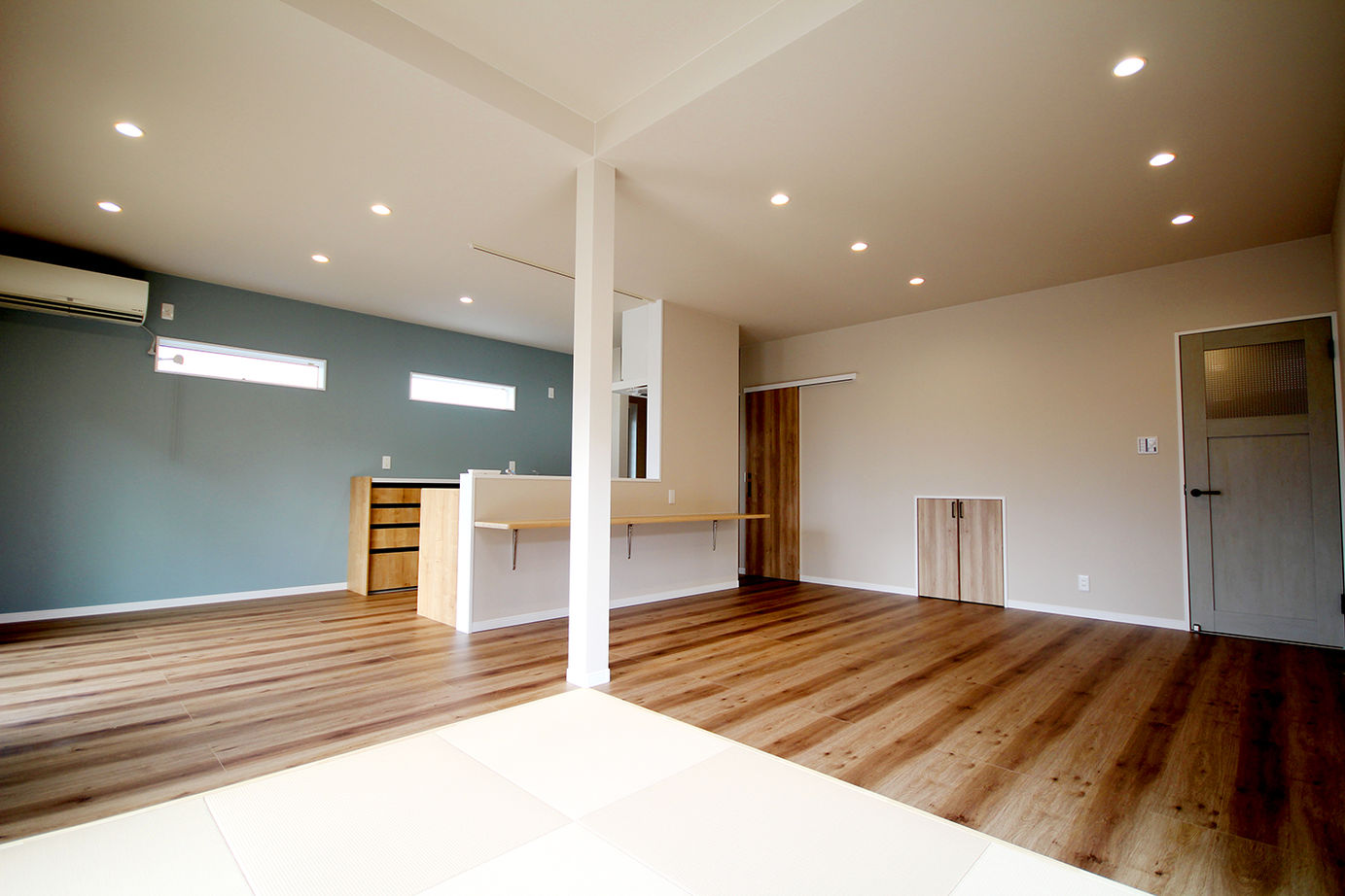 ホームサポート【佐賀県全域・福岡県南西部】 広々大開放空間のLDKと大容量収納！読書スペースやアウトドアリビング共用収納がある施主様満足の家の建築実例画像3