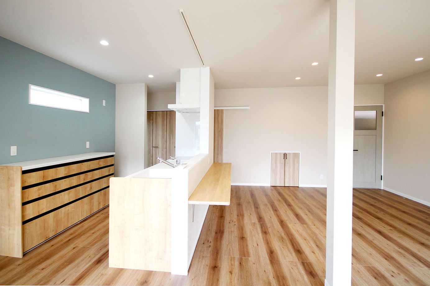 ホームサポート【佐賀県全域・福岡県南西部】 広々大開放空間のLDKと大容量収納！読書スペースやアウトドアリビング共用収納がある施主様満足の家の建築実例画像4