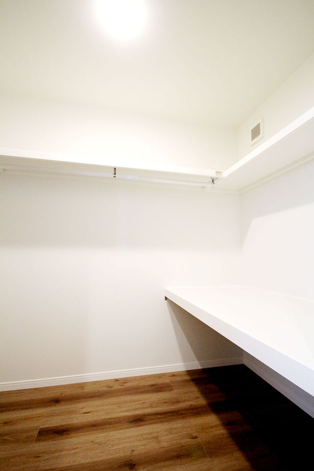 ホームサポート【佐賀県全域・福岡県南西部】 広々大開放空間のLDKと大容量収納！読書スペースやアウトドアリビング共用収納がある施主様満足の家の建築実例画像7