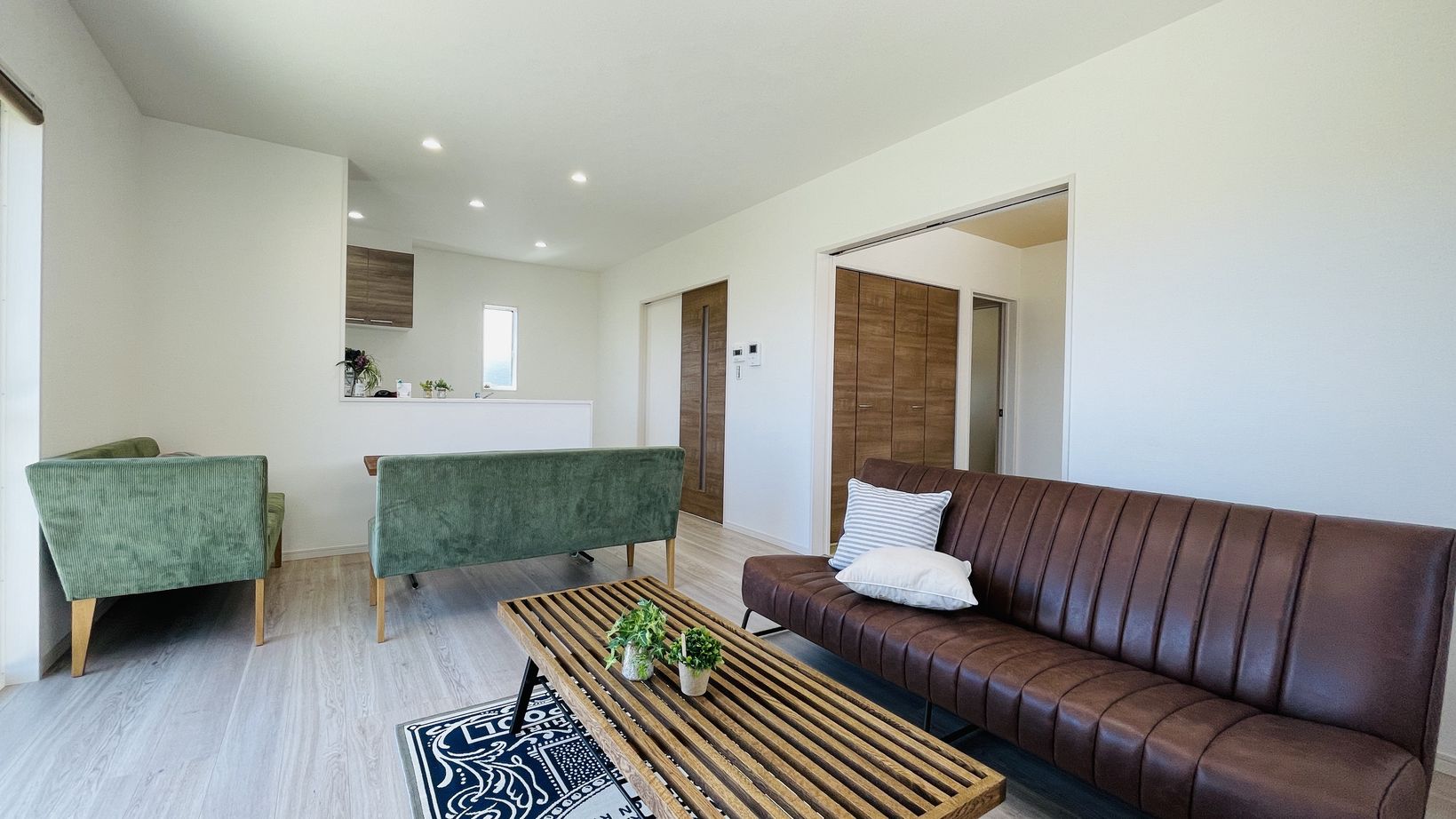 ホームサポート【佐賀県全域・福岡県南西部】 暮らしにあった生活動線とゾーン分けのバランスがとれた設計。収納もしっかりでスタイリッシュな一棟。の建築実例画像2