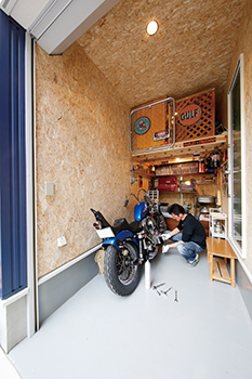 アオイ建設　一級建築士事務所 【相模原エリア/2000万円台/32坪/間取り図】バイク用ビルトインガレージを叶えた デザインに大満足の住まいの建築実例画像2