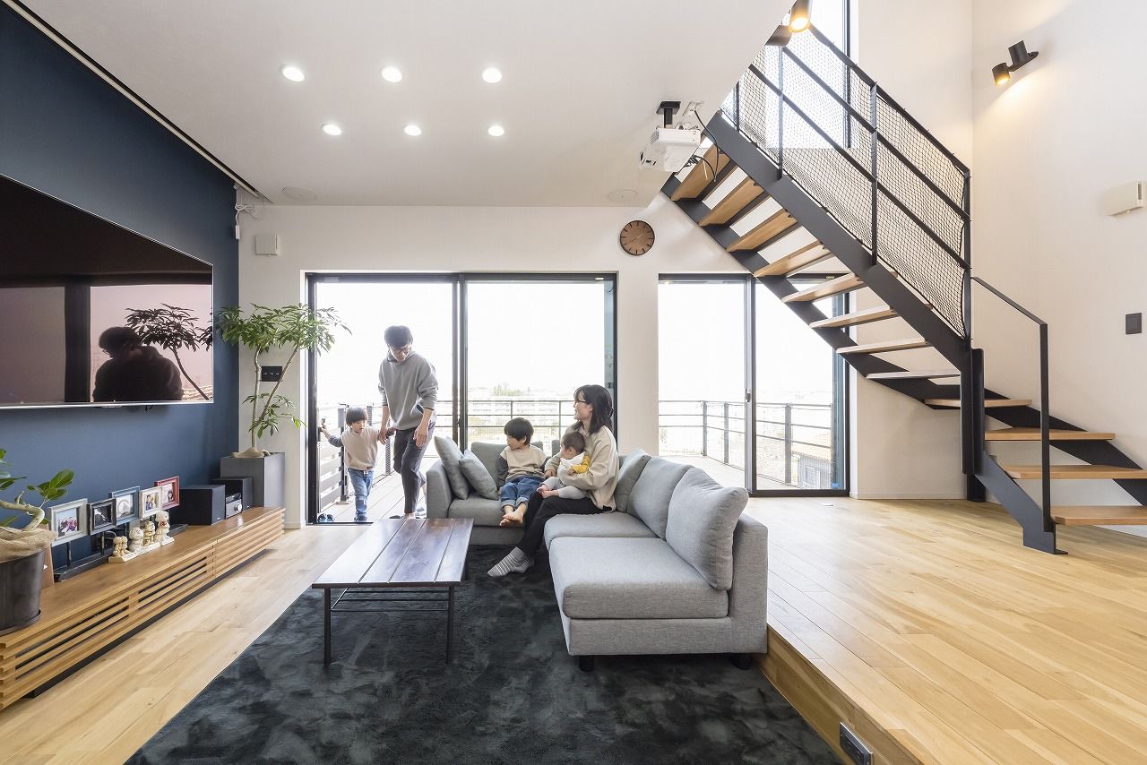 アオイ建設　一級建築士事務所 【2050万円／間取り図有】街を見下ろし、空を感じる絶景テラス。建築系の夫妻がかたちにした理想の家の建築実例画像1