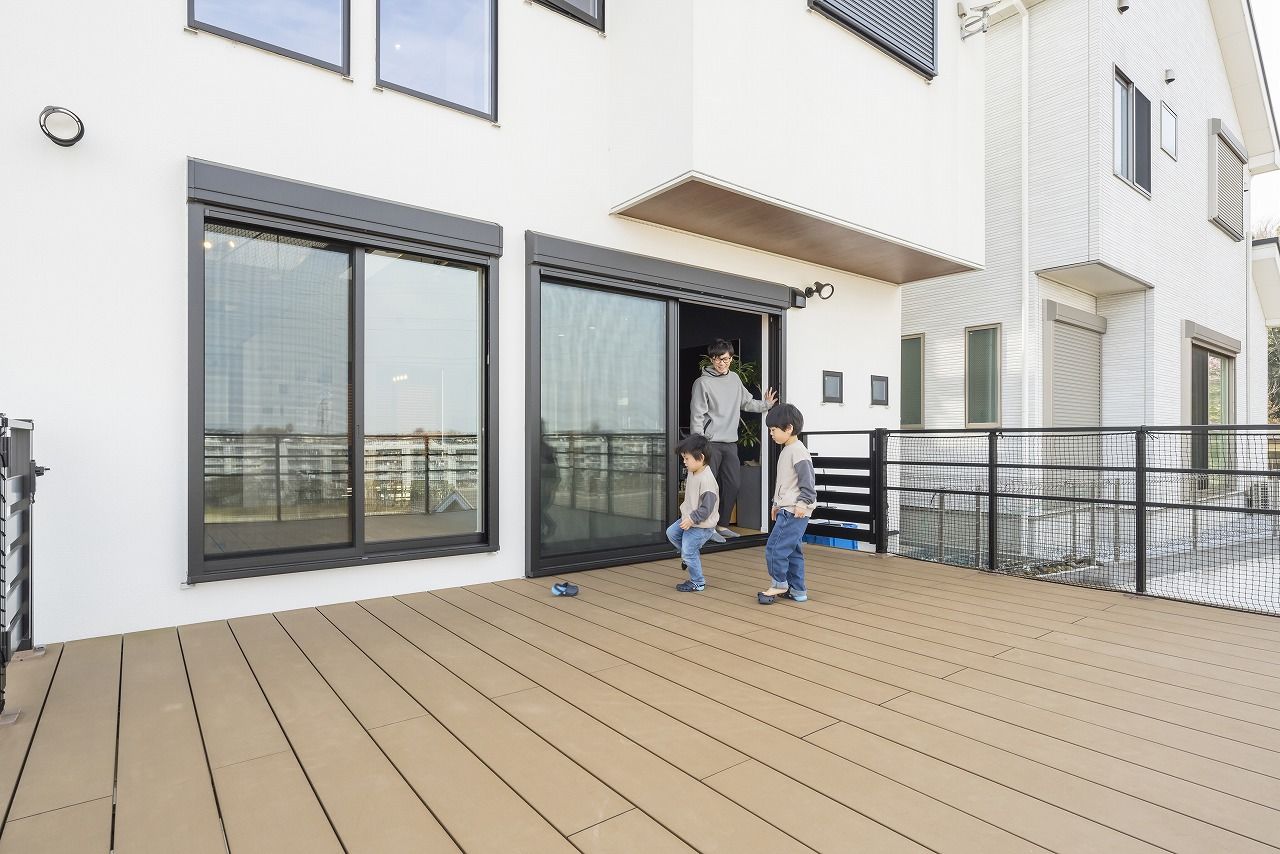 アオイ建設　一級建築士事務所 【2050万円／間取り図有】街を見下ろし、空を感じる絶景テラス。建築系の夫妻がかたちにした理想の家の建築実例画像2