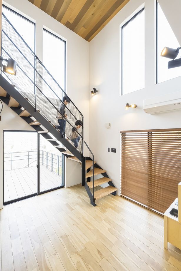 アオイ建設　一級建築士事務所 【2050万円／間取り図有】街を見下ろし、空を感じる絶景テラス。建築系の夫妻がかたちにした理想の家の建築実例画像6