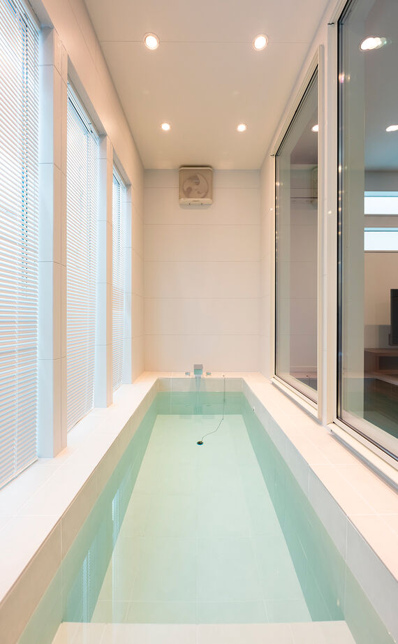 アオイ建設　一級建築士事務所 【2000万円台/27.3坪/間取り有】初めての神奈川県住まいは土地探しから一緒に。リビングにプールがある家の建築実例画像2