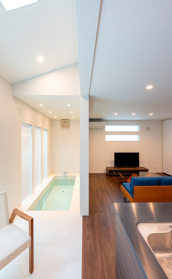 アオイ建設　一級建築士事務所 【2000万円台/27.3坪/間取り有】初めての神奈川県住まいは土地探しから一緒に。リビングにプールがある家の建築実例画像11