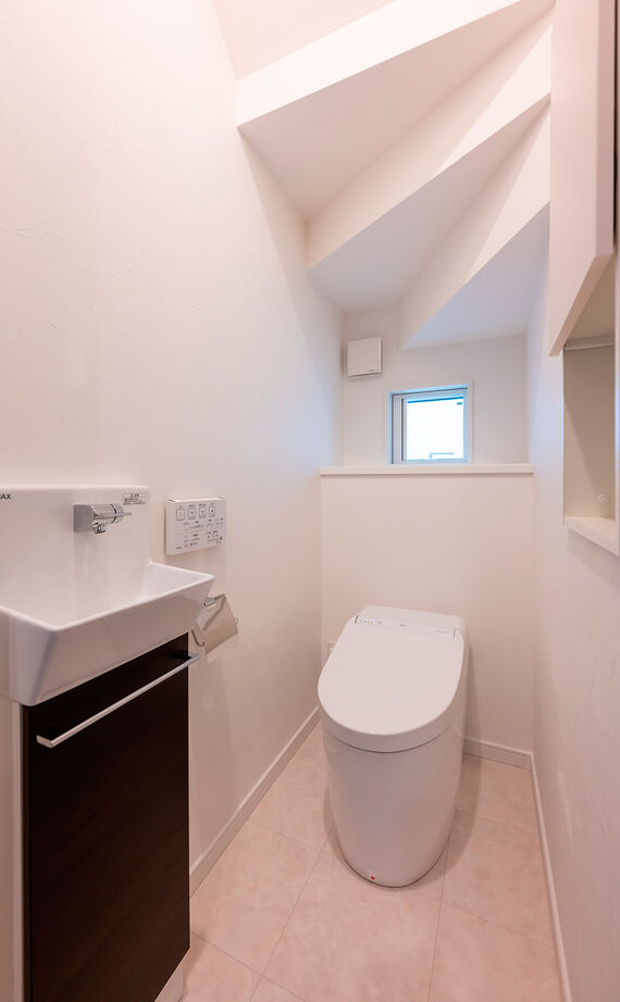 アオイ建設　一級建築士事務所 【2000万円台/27.3坪/間取り有】初めての神奈川県住まいは土地探しから一緒に。リビングにプールがある家の建築実例画像14