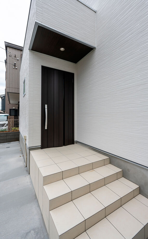 アオイ建設　一級建築士事務所 【2000万円台/27.3坪/間取り有】初めての神奈川県住まいは土地探しから一緒に。リビングにプールがある家の建築実例画像15