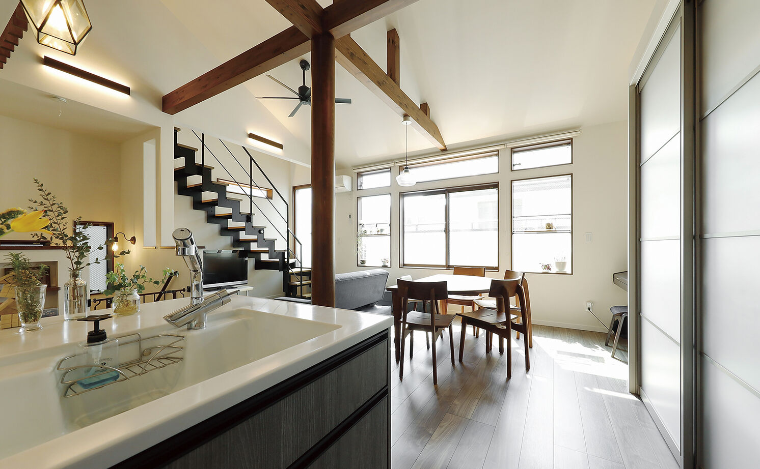 アオイ建設　一級建築士事務所 【3000万円台/45.1坪/間取り有/ビルトインガレージ】やりたいことを叶え、何年経っても住み心地満点の家の建築実例画像3