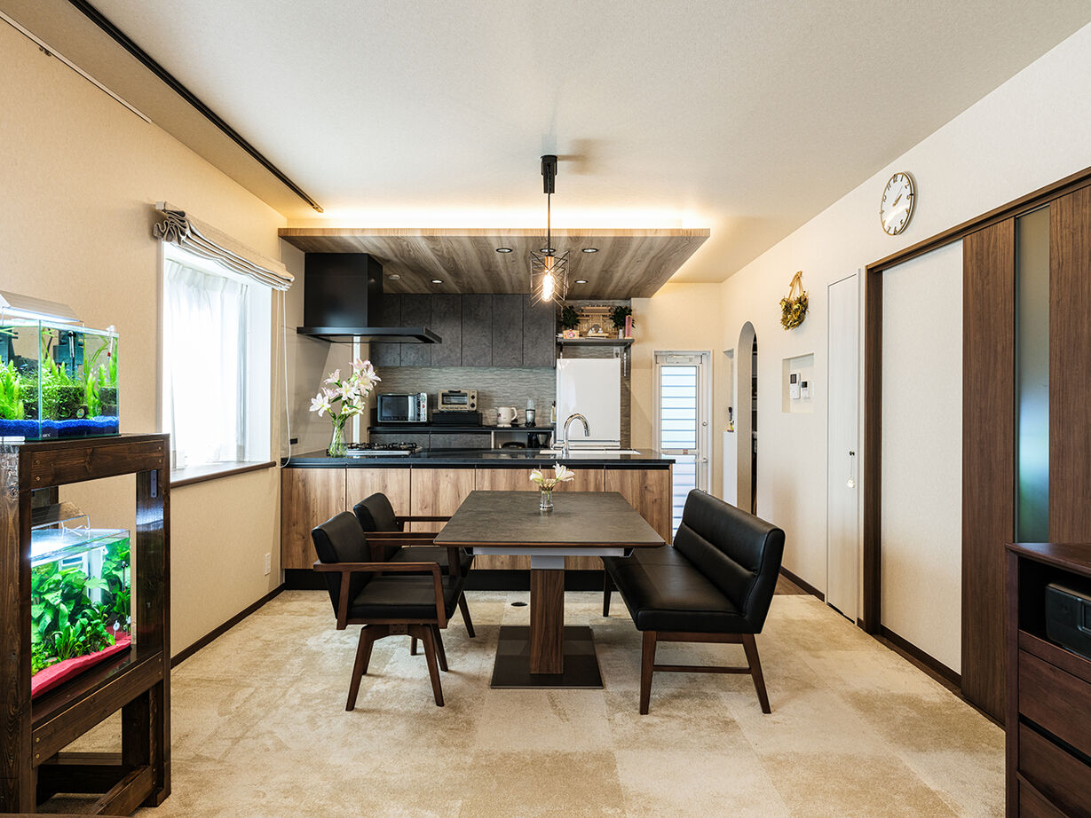 アオイ建設　一級建築士事務所 【3000万円台／二世帯／間取り図有】お母様との暮らしも、趣味の楽しみも全部叶えた、シック＆モダンな空間の建築実例画像2