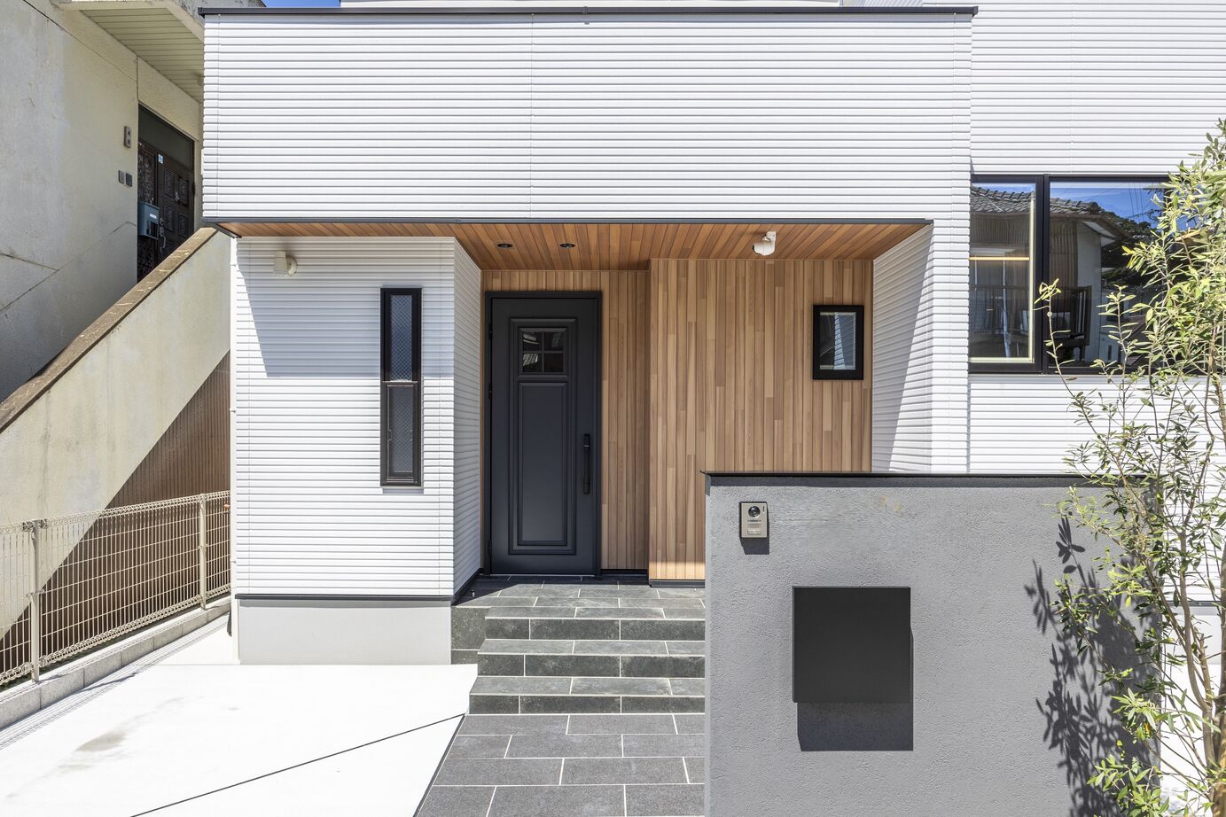 新日本ホームズ 【細部まで美しく整えた】心落ち着く上品な平屋の住まいの建築実例画像2