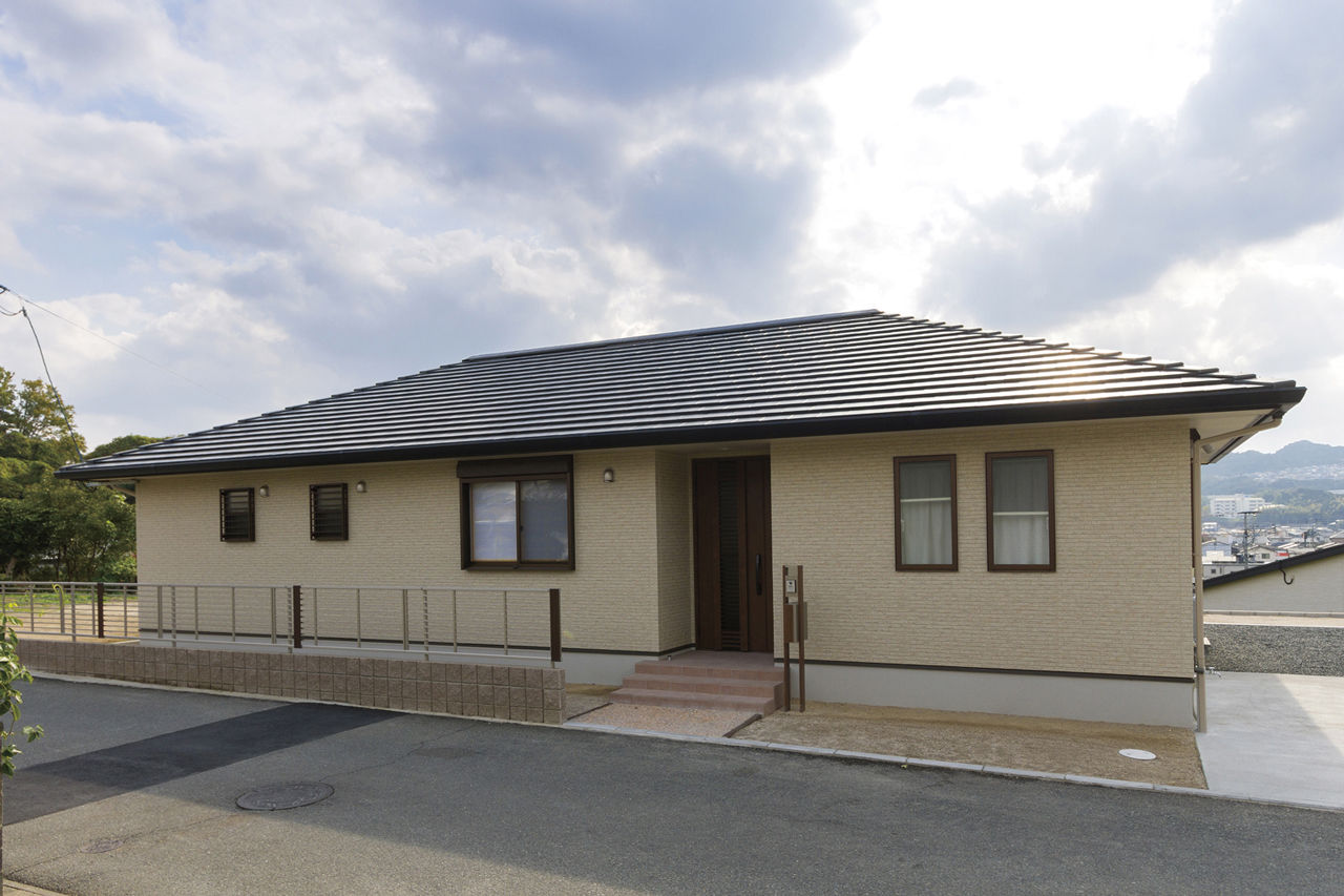 新日本ホームズ 【2000万円～2500万円で建てた家】冬もやさしい光が巡るリビングがお気に入り。無駄なく快適、大人の平屋の建築実例画像1