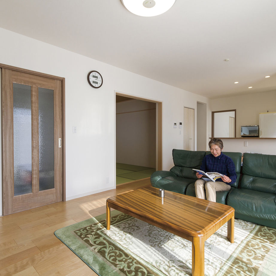 新日本ホームズ 【2000万円～2500万円で建てた家】冬もやさしい光が巡るリビングがお気に入り。無駄なく快適、大人の平屋の建築実例画像2