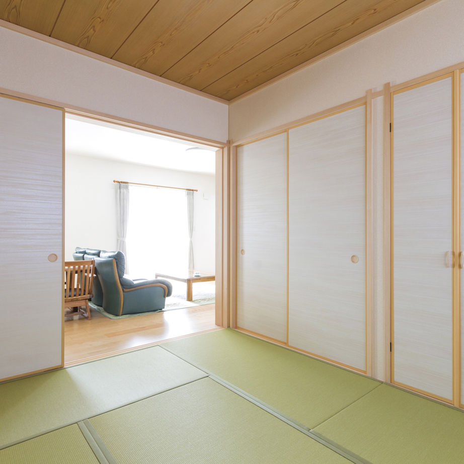 新日本ホームズ 【2000万円～2500万円で建てた家】冬もやさしい光が巡るリビングがお気に入り。無駄なく快適、大人の平屋の建築実例画像3