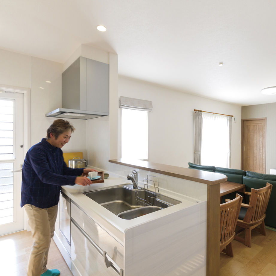 新日本ホームズ 【2000万円～2500万円で建てた家】冬もやさしい光が巡るリビングがお気に入り。無駄なく快適、大人の平屋の建築実例画像4