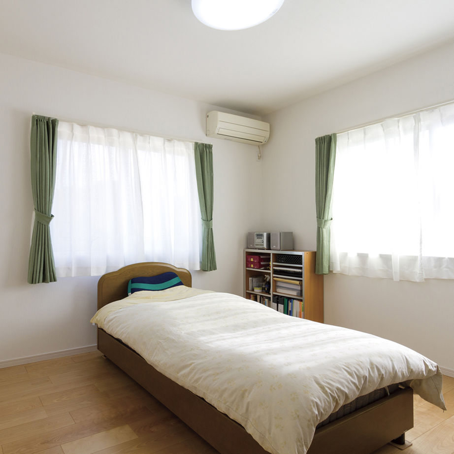 新日本ホームズ 【2000万円～2500万円で建てた家】冬もやさしい光が巡るリビングがお気に入り。無駄なく快適、大人の平屋の建築実例画像5