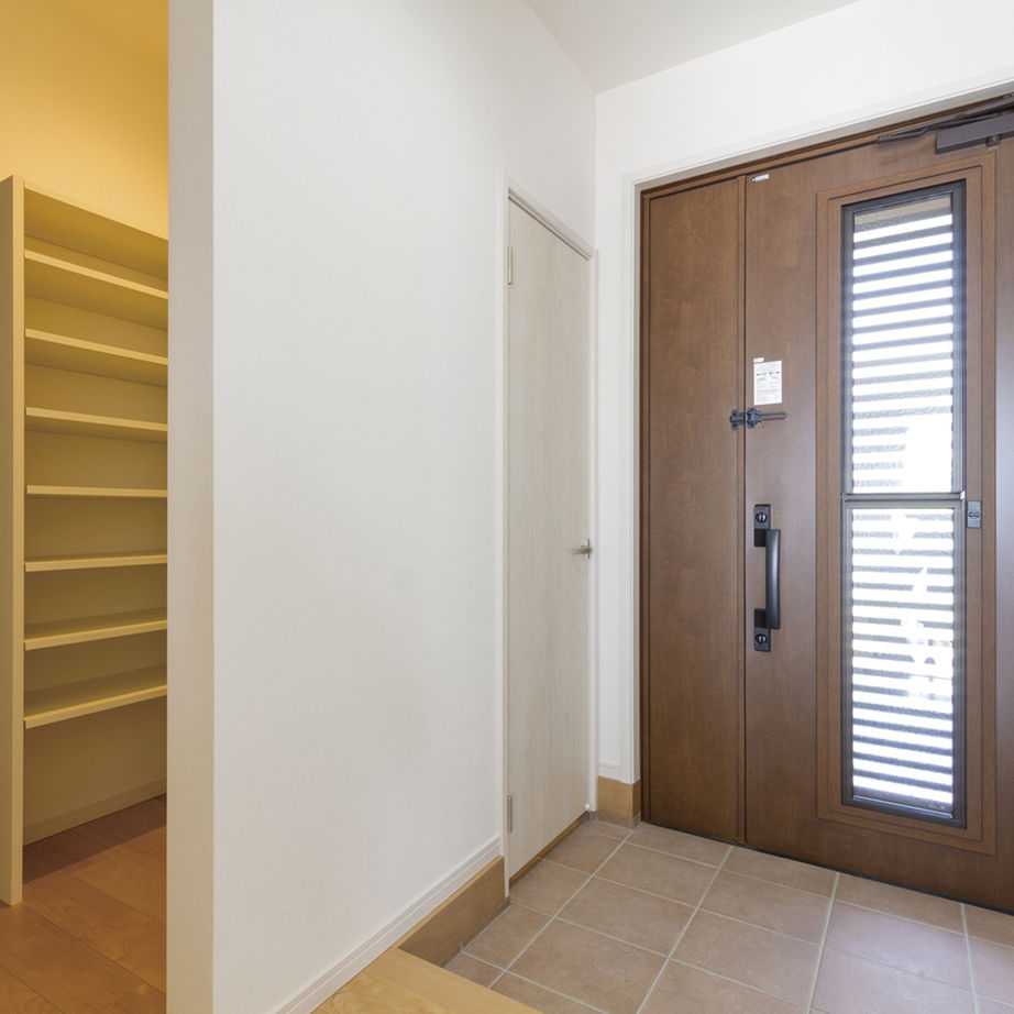 新日本ホームズ 【2000万円～2500万円で建てた家】冬もやさしい光が巡るリビングがお気に入り。無駄なく快適、大人の平屋の建築実例画像7