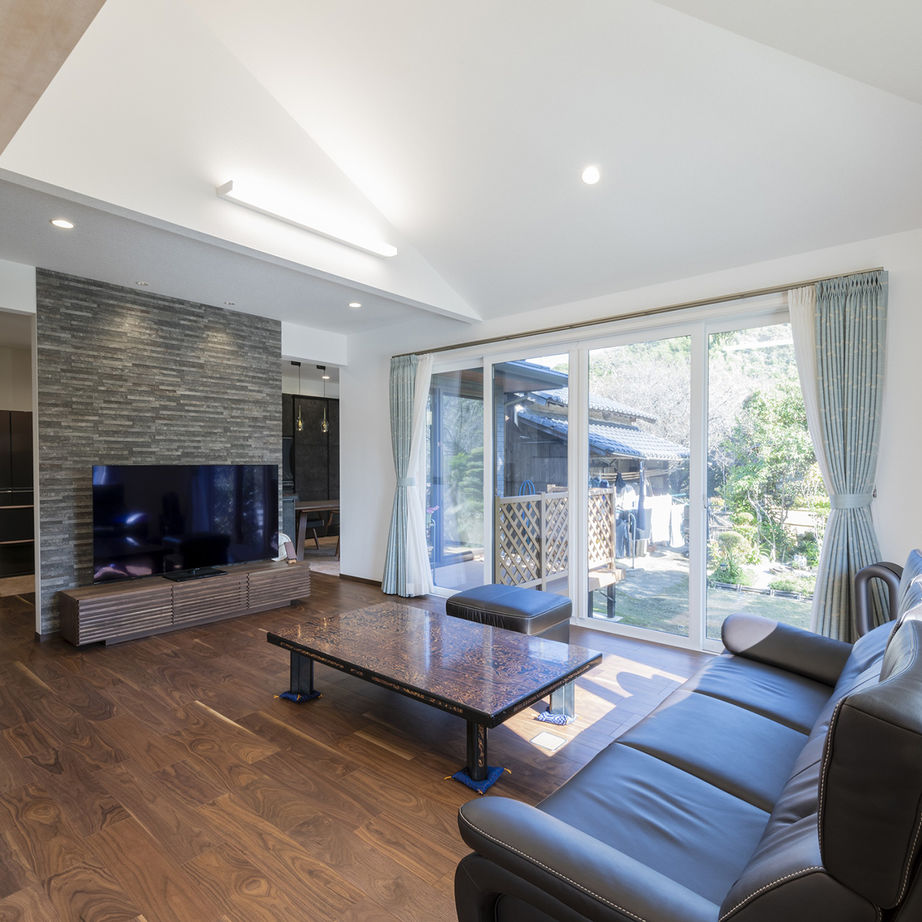 新日本ホームズ 【庭を眺めるリビング・組子扉・R壁の広々廊下・御影石の前室】こだわりが随所に詰まった平屋の建築実例画像3